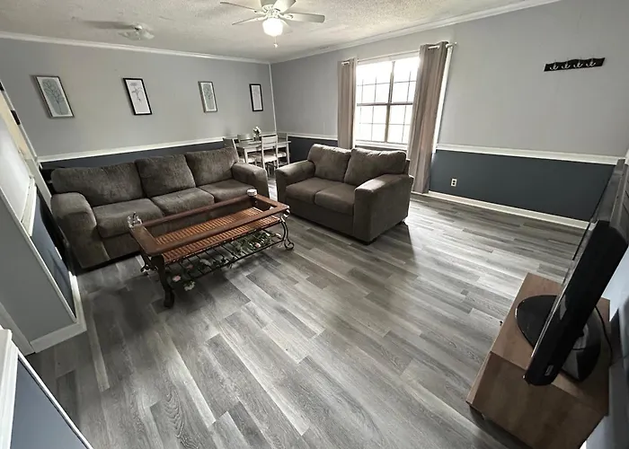 2 Bedroom Apartment In Calhoun